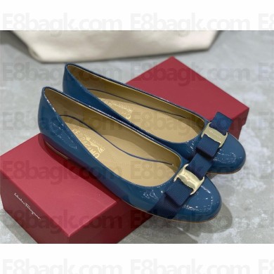 Ferragamo cloud blue Varina ballet flat in patent leather with a grosgrain bow