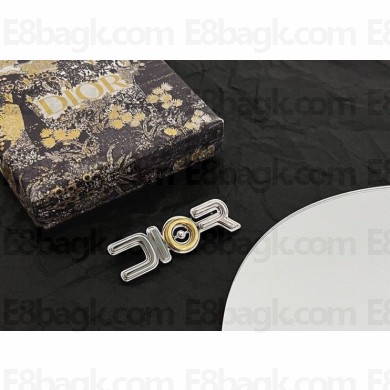 Dior brooch 2024