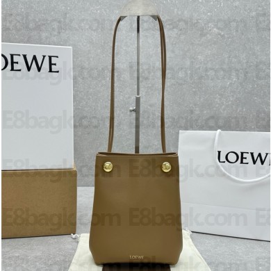 Loewe Pebble pouch in smooth calfskin oak 2025