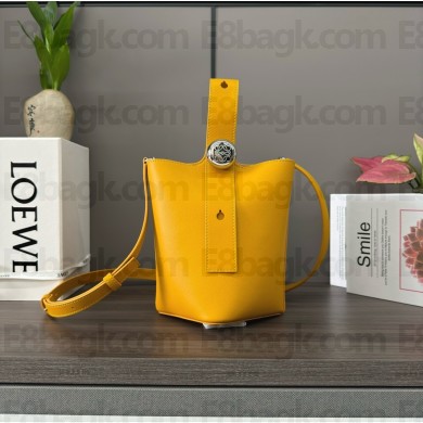 loewe mini Pebble Bucket bag in mellow calfskin Sunflower 2024