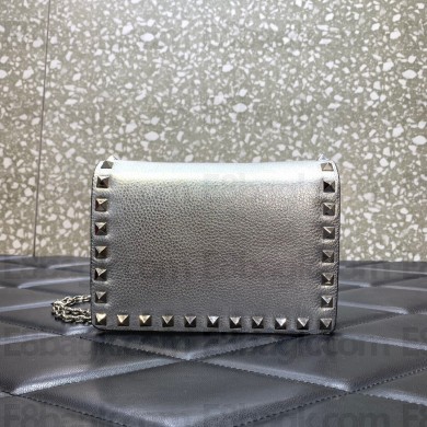 Valentino ROCKSTUD METALLIC GRAINY CALFSKIN CHAIN POUCH silver 2023