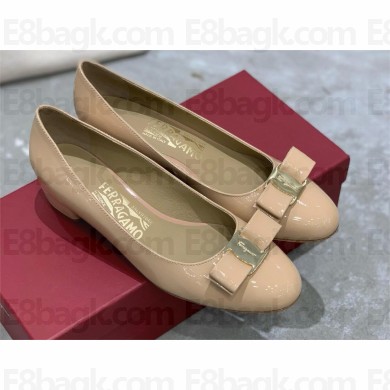 Ferragamo Heel 3.5cm Vara Pumps in patent leather with leather bow beige