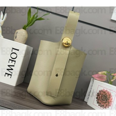 Loewe medium Pebble bucket in smooth calfskin Light Pear  2024