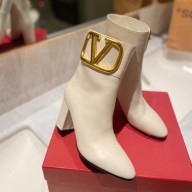  Valentino Calfskin boots in white  Vs006