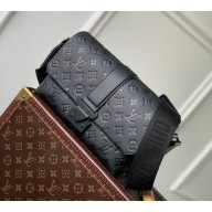 Louis Vuitton Monogram taurllon S-Cape Messenger M23741 2024