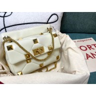 valentino MEDIUM ROMAN STUD THE SHOULDER BAG IN NAPPA WITH CHAIN white 2022