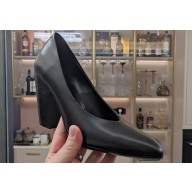 Fendi Heel 10cm Calfskin leather Pointy Toe pumps Black 2024