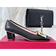 Roger Vivier Belle Vivier Motherpearl Buckle Pumps in Leather black 2023