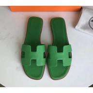 Hermes Oran Flat slippers in epsom leather Vert Bengale with brown piping