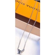 Louis Vuitton Idylle Blossom LV Pendant Necklace White Gold