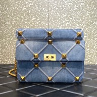 VALENTINO MEDIUM ROMAN STUD THE SHOULDER BAG IN DENIM WITH CHAIN 2022