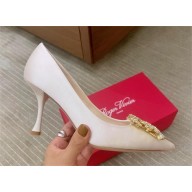 Roger Vivier Bouquet Strass Buckle Pumps in Satin light pink 2023