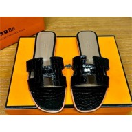 Hermes Oran Flat slippers in aligátor LEATHER black 2024
