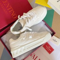 Valentino ONE STUD XL NAPPA LEATHER LOW-TOP SNEAKER WHITE 2023