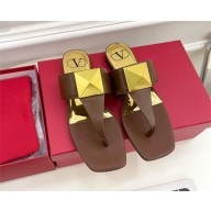 Valentino ONE STUD CALFSKIN FLAT THONG SANDAL chocolate 2023
