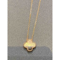 Van Cleef & Arpels medium clover Necklace 01 2021