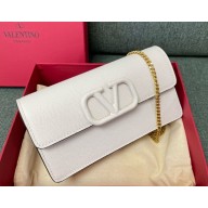 Valentino Garavani VLogo Signature wallet in metallic grainy calfskin with chain LIGHT IVORY 2024