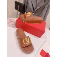 VALENTINO VLogo Signature Slide Sandal TAN