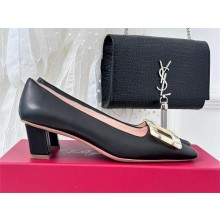 Roger Vivier Belle Vivier Motherpearl Buckle Pumps in Leather black 2023