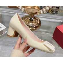 Roger Vivier Pumps with Lacquered buckle in patent leather cream 2025