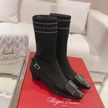 Roger Vivier heel 4.5cm Belle Vivier Sock Lacquered Buckle Ankle Boots in Patent Leather black 2023