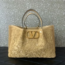 VALENTINO MEDIUM SHOPPING BAG IN LACE-EFFECT RAFFIA  NATURAL  2024