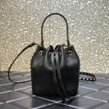 valentino ROCKSTUD GRAINY CALFSKIN BUCKET BAG black 2023