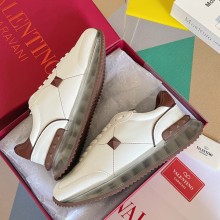 Valentino STUD AROUND LOW-TOP CALFSKIN AND NAPPA LEATHER SNEAKER WHITE/CHOCOLATE BROWN 2023