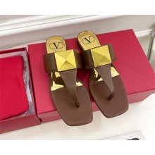 Valentino ONE STUD CALFSKIN FLAT THONG SANDAL chocolate 2023