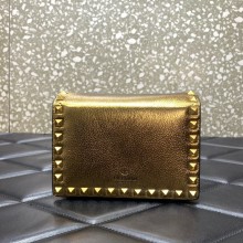 Valentino ROCKSTUD METALLIC GRAINY CALFSKIN CHAIN POUCH GOLD 2023