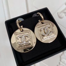 Chanel Pendant Earrings in Metal & Strass. Gold & Crystal ABA353 2023