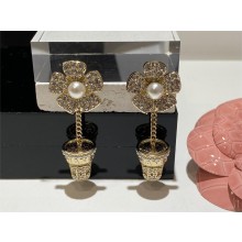 CHANEL Metal, Strass, Glass Pearls & Imitation Pearls Gold, Crystal & Pearly White Clip-on Pendants ABA572 2023