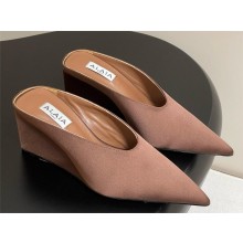 Alaïa Cube 7.5cm satin wedge mules caramel 2025