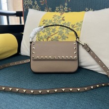 VALENTINO ROCKSTUD GRAINY CALFSKIN POUCH POUDRE 2024